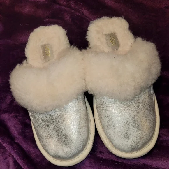 UGG Cozy Gray and Cream Slippers with Sheepskin Lining - Picture 2 of 5